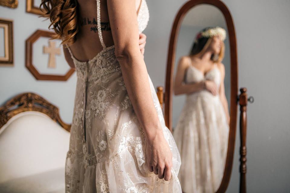 Bride holding waist